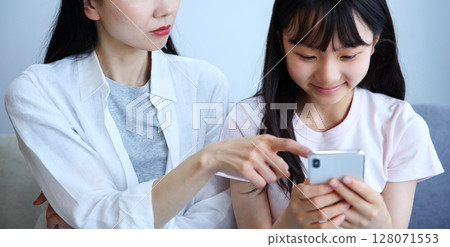 一位母親責罵沉迷於智慧型手機的女兒的圖片 128071553