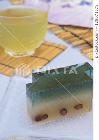 淺藍色背景的水洋館和冷綠茶 淺藍色背景的水洋館和冷綠茶 128071575