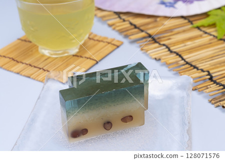 淺藍色背景的水洋館和冷綠茶 淺藍色背景的水洋館和冷綠茶 128071576