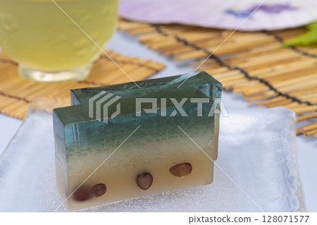 淺藍色背景的水洋館和冷綠茶 淺藍色背景的水洋館和冷綠茶 128071577