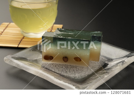 黑色背景中的水洋館和冷綠茶 黑色背景中的水洋館和冷綠茶 128071681