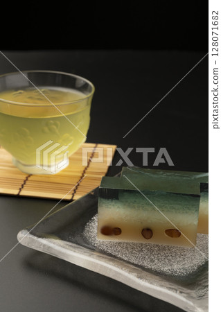 黑色背景中的水洋館和冷綠茶 128071682