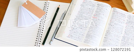教育圖像橫幅材料英日字典和抽認卡考試學習家庭作業考生 教育圖像橫幅材料英日字典和抽認卡考試學習家庭作業考生 128072191