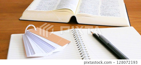 教育圖像橫幅材料英日字典和抽認卡考試學習家庭作業考生 教育圖像橫幅材料英日字典和抽認卡考試學習家庭作業考生 128072193