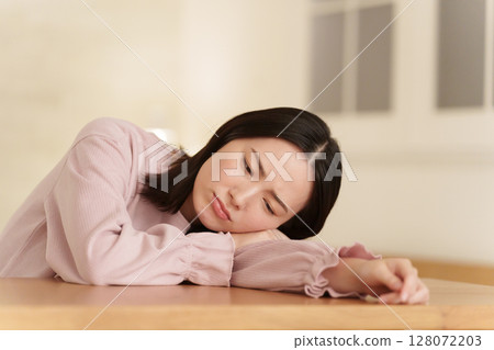 女人晚上情緒低落 128072203