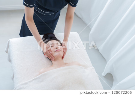 一位女士去美容院 128072206