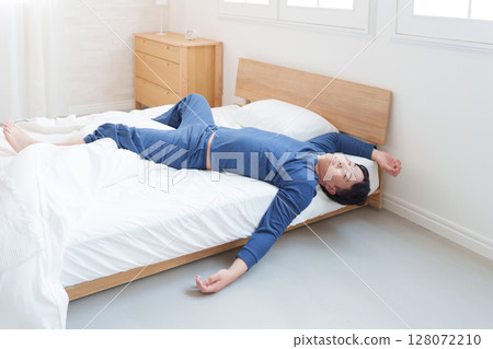 睡眠不好的男人 128072210