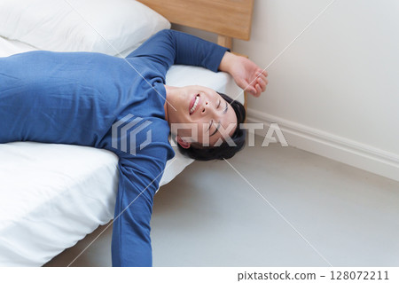 睡眠不好的男人 128072211