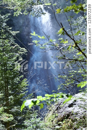 A waterfall in the main stream of the Oonogawa River, splashing water. 128072289
