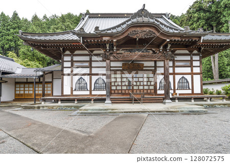 The main hall of Kochoji Temple (Matsumoto City, Nagano Prefecture) in June The main hall of Kochoji Temple (Matsumoto City, Nagano Prefecture) in June 128072575