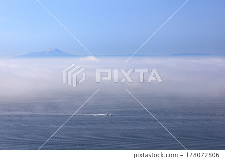 北海道室蘭、芬卡灣和北海道駒岳被海霧籠罩 [6 月] 128072806