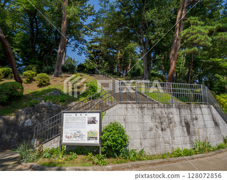 千葉市千葉公園內的戰爭遺址[荒木山]及解說牌 128072856