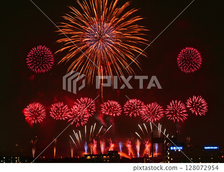 A glance A glance 128072954