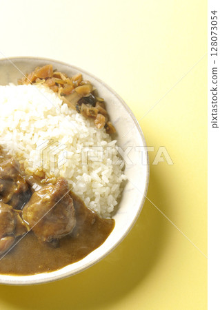 Hot chicken curry with chunks of chicken 128073054