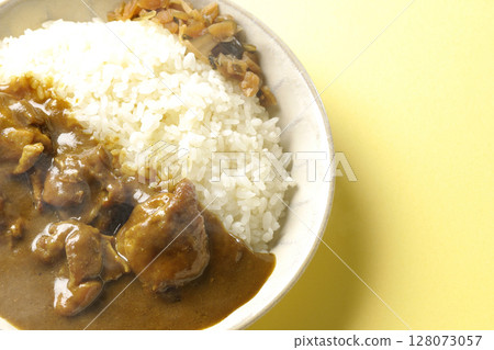 辣味雞肉咖哩，配雞塊 128073057