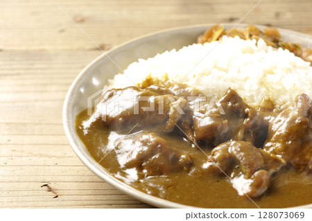 Hot chicken curry with chunks of chicken 128073069