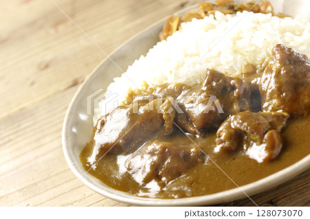 Hot chicken curry with chunks of chicken 128073070