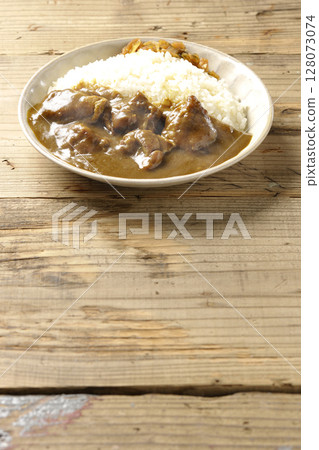 Hot chicken curry with chunks of chicken Hot chicken curry with chunks of chicken 128073074