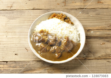 辣味雞肉咖哩，配雞塊 128073083