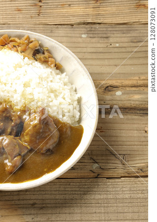 辣味雞肉咖哩，配雞塊 128073091