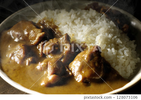 Hot chicken curry with chunks of chicken Hot chicken curry with chunks of chicken 128073106