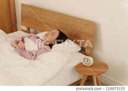 晚上在床上睡覺的女人 晚上在床上睡覺的女人 128073155