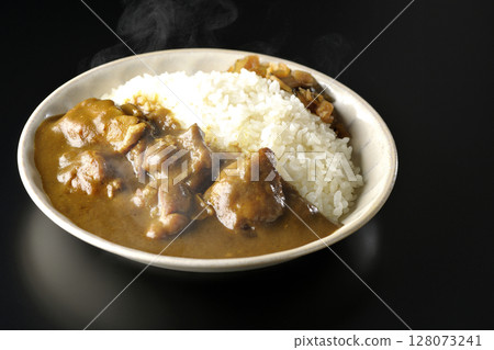 在黑色背景下拍攝的大塊雞肉熱咖哩雞 在黑色背景下拍攝的大塊雞肉熱咖哩雞 128073241