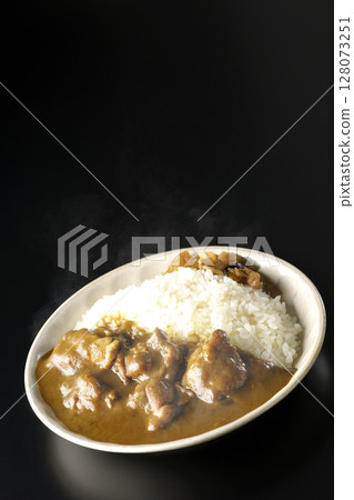 在黑色背景下拍攝的大塊雞肉熱咖哩雞 128073251