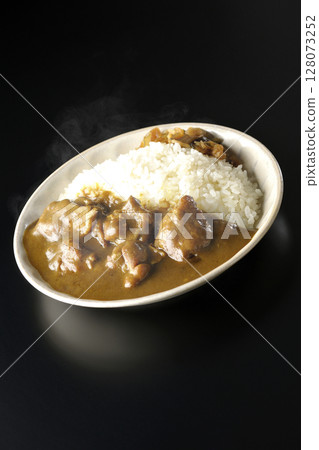 在黑色背景下拍攝的大塊雞肉熱咖哩雞 128073252