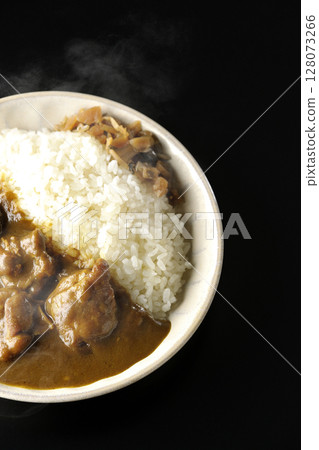 在黑色背景下拍攝的大塊雞肉熱咖哩雞 128073266
