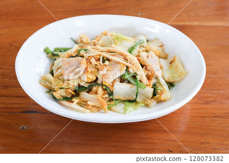 stir fried vegetable in oyster sauce or vegetable salad or sukiyaki 128073382