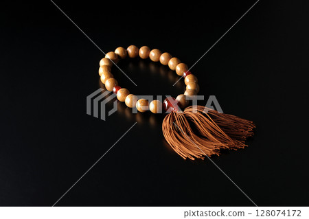 黑色背景下的念珠單張照片 128074172