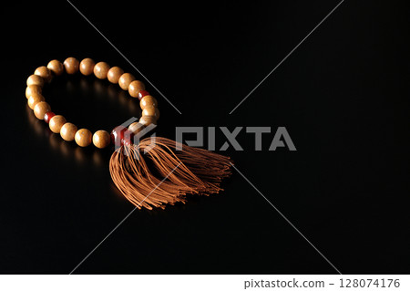 黑色背景下的念珠單張照片 128074176