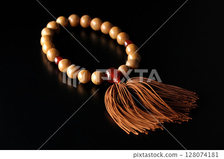 黑色背景下的念珠單張照片 黑色背景下的念珠單張照片 128074181