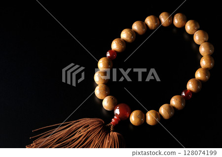 黑色背景下的念珠單張照片 黑色背景下的念珠單張照片 128074199
