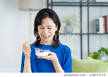 吃酸奶的中年女人 128074314