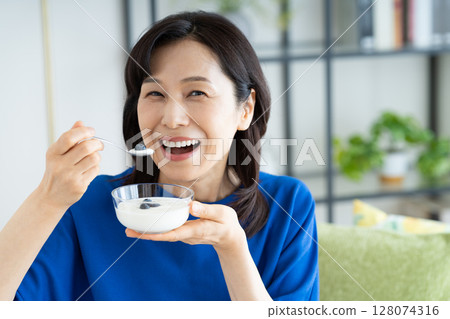 吃酸奶的中年女人 128074316