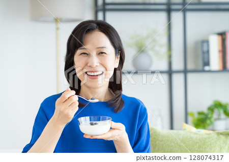 吃酸奶的中年女人 吃酸奶的中年女人 128074317