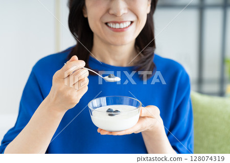 吃酸奶的中年女人 128074319