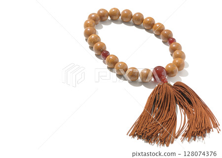 白色背景上一串念珠的單張照片 128074376