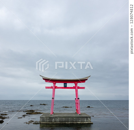矗立在日本海上的北海道初山別村金比羅神社的鳥居 矗立在日本海上的北海道初山別村金比羅神社的鳥居 128074812