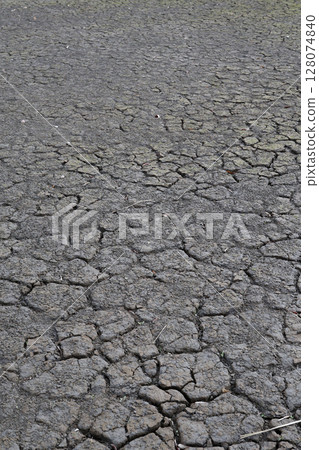 灰土地面因乾燥而開裂 128074840