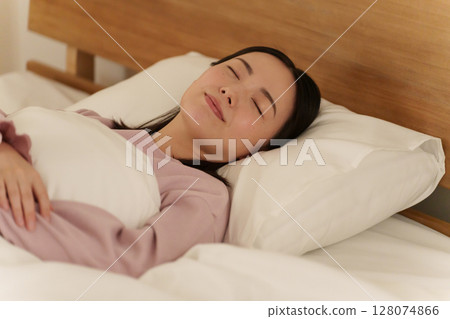 晚上在床上睡覺的女人 128074866