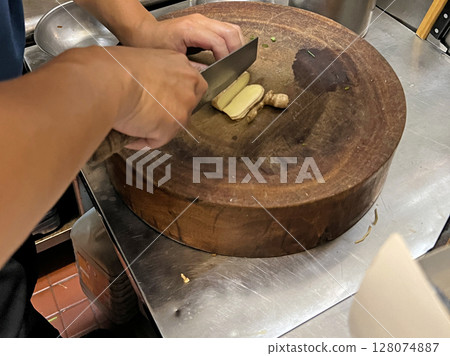 在餐廳的廚房裡拍攝廚師熟練的將薑切絲 128074887