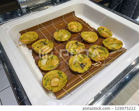 在自助餐廳裡拍攝擺放整齊的越南小煎餅 在自助餐廳裡拍攝擺放整齊的越南小煎餅 128075222