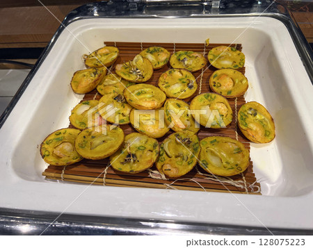 在自助餐廳裡拍攝擺放整齊的越南小煎餅 128075223