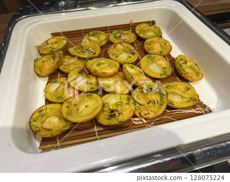 在自助餐廳裡拍攝擺放整齊的越南小煎餅 128075224