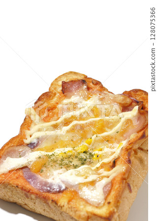 白色背景下單獨拍攝的披薩吐司 128075366