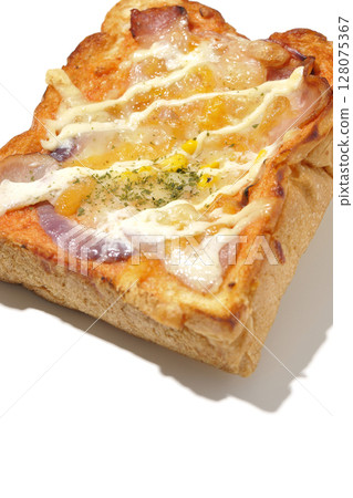 白色背景下單獨拍攝的披薩吐司 128075367