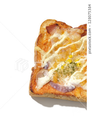白色背景下單獨拍攝的披薩吐司 白色背景下單獨拍攝的披薩吐司 128075384